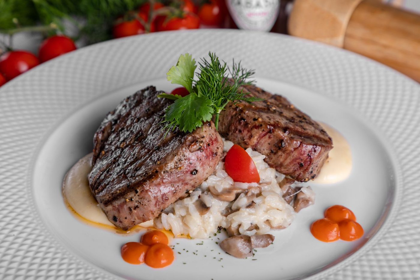 Deux tournedos grillés servis sur un risotto aux champignons