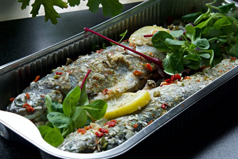 Truites entières cuites au four avec citron et salade