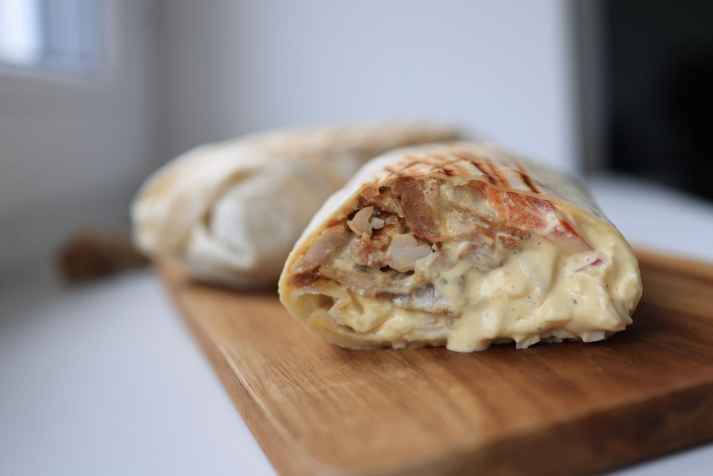 Wrap garni coupé en deux sur une planche en bois